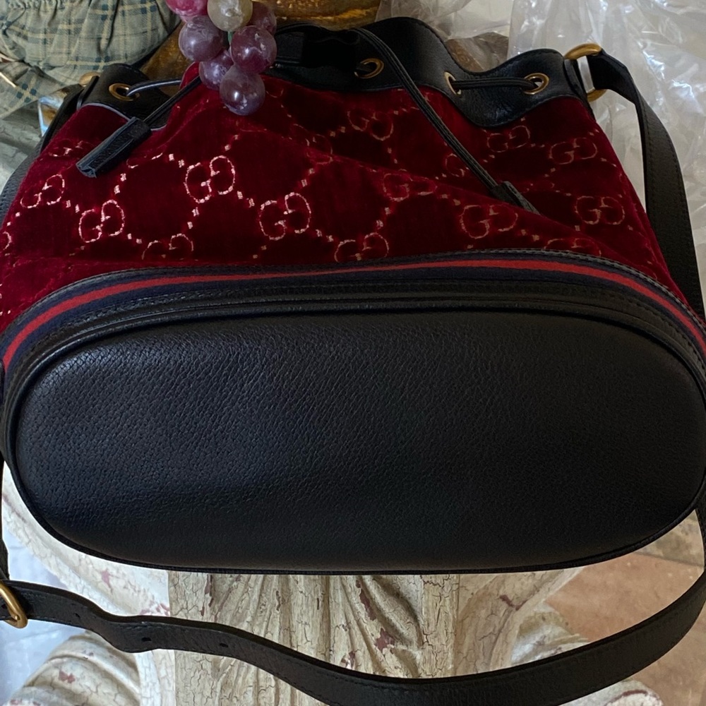 ❤️❤️”GUCCI RED VELVET BUCKET BAG”❤️❤️ - Picture 6 of 9